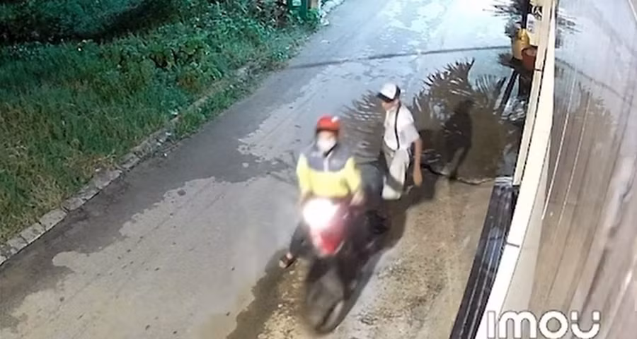 Thanh niên mặc áo xe ôm công nghệ giật xấp vé số của ông Ngọc. (Ảnh cắt từ clip)