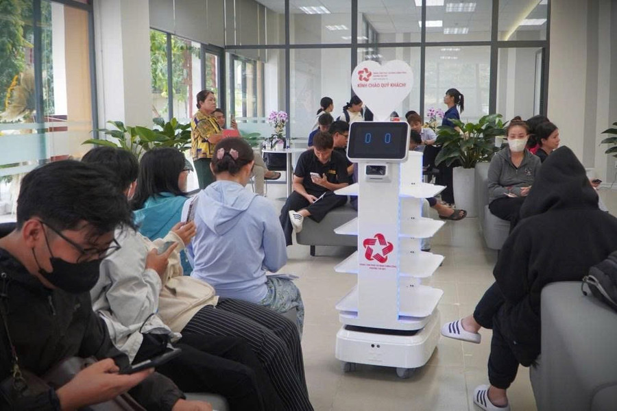 Robot phục vụ người dân tại Trung tâm phục vụ hành chính công phường Thủ Đức, TPHCM. Ảnh: Phúc Uyên. 4e457d636ed6e488bdc7.jpg