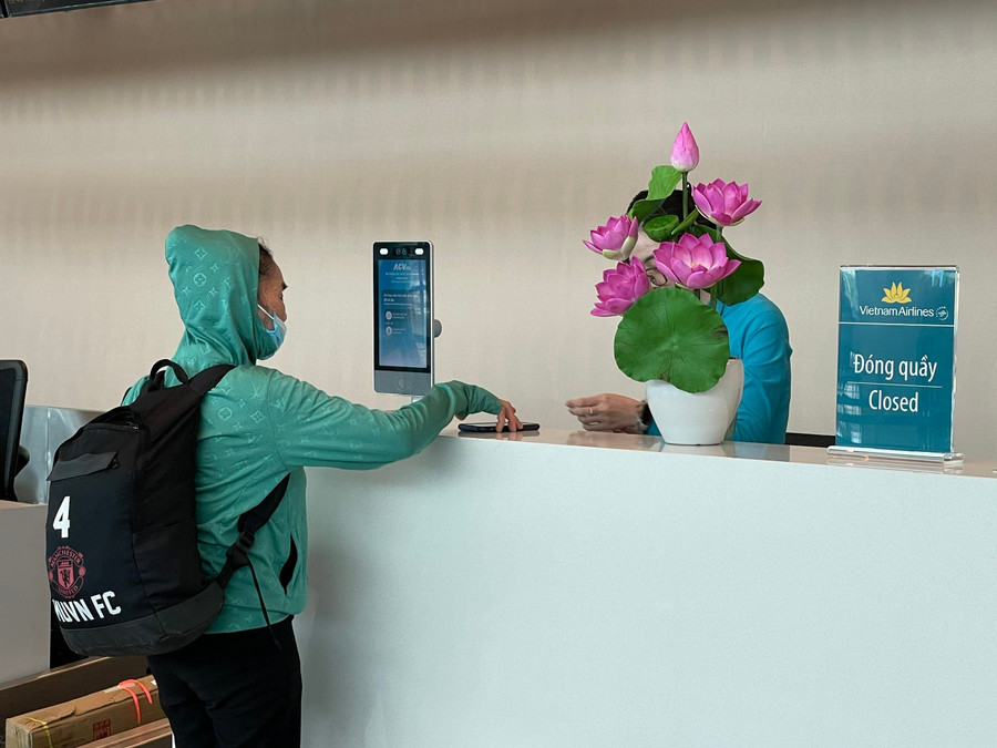 Thiết bị xác thực khuôn mặt tại quầy làm thủ tục hãng VietnamAirlines tại sân bay Tân Sơn Nhất. Ảnh: Hà An. f19cb9704b2bc175983a.jpg