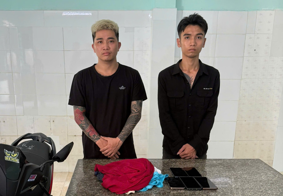 Lê Văn Nhâm (trái) và Lương Công Thuận. (Ảnh: Công an TPHCM).