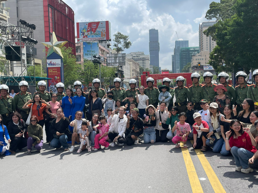 Nhiều em nhỏ cùng phụ huynh chụp hình tập thể giao lưu với lực lượng Công an. "Vinh quang Công an Nhân dân Việt Nam" là sự kiện do Cục Công tác Chính trị, Bộ Công An tổ chức từ 6/6 đến 8/6 tại trục đường Lê Lợi - Nguyễn Huệ, Quận 1, TPHCM. chup-hinh-cbcc-9.jpg