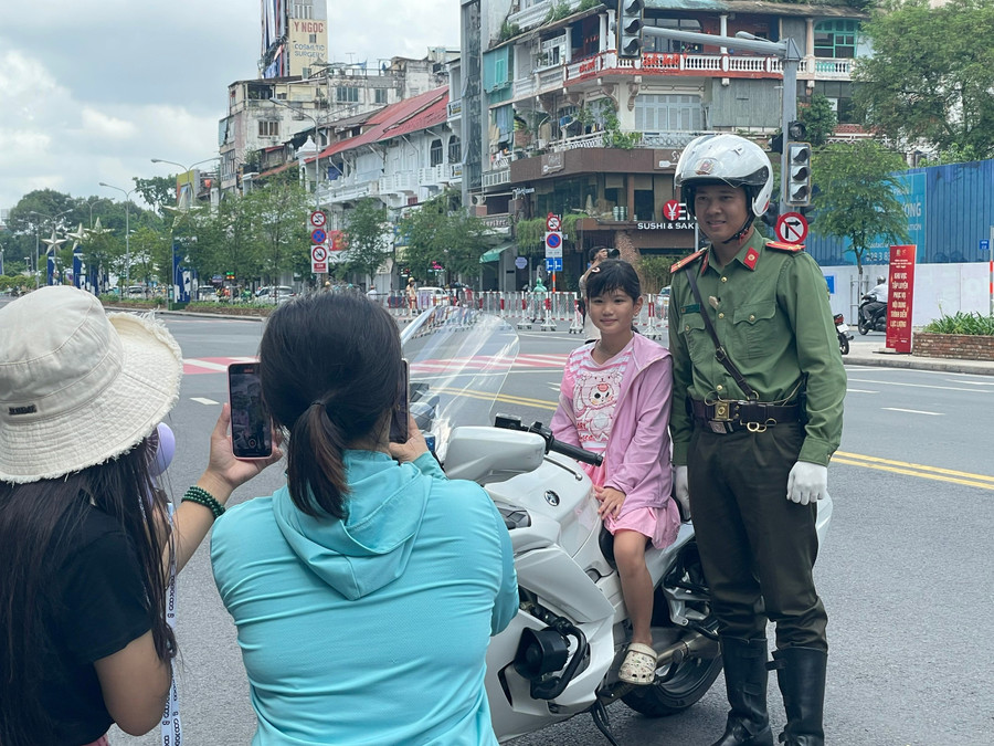 Chị Thụy Minh, 38 tuổi (ngụ quận Bình Thạnh, TPHCM) cho biết, tranh thủ thời gian con nghỉ hè, chị đưa bé vào trung tâm thành phố chơi, tình cờ gặp các chiến sĩ Công an tập luyện nên ghé vào giao lưu, chụp hình. "Bé rất thích ngồi trên mô tô nên tôi nhờ các chú Công an cho chụp hình cùng", chị Minh nói. chup-hinh-cbcc-7.jpg