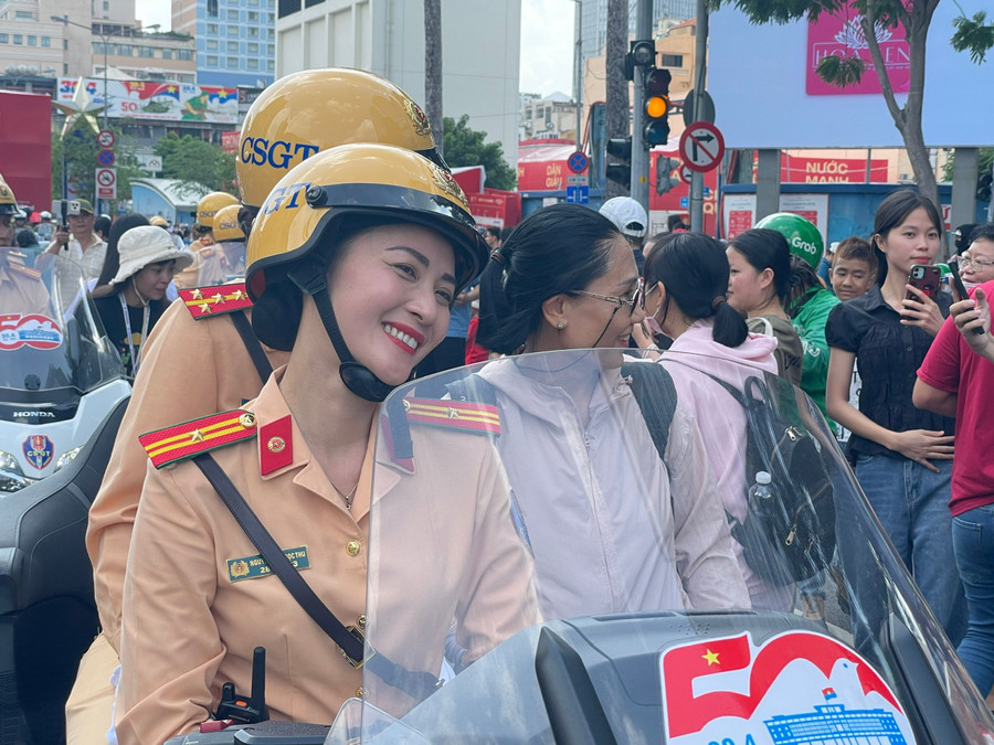 Thiếu tá CSGT tươi cười chụp hình giao lưu cùng người dân. chup-hinh-cbcc-4.jpg