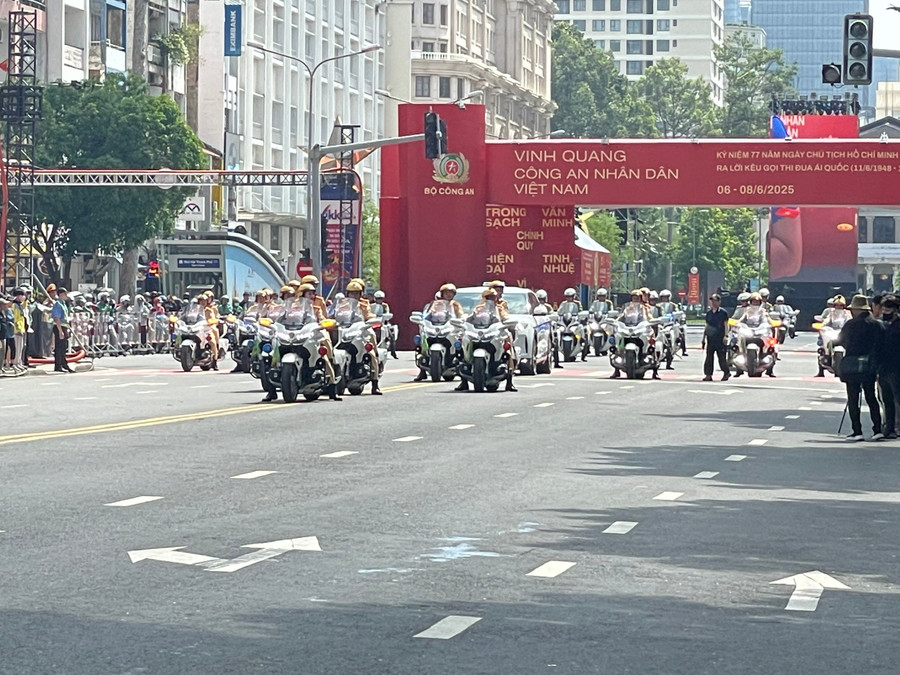 Trong thời gian diễn ra sự kiện, lực lượng Công an tổ chức nhiều hoạt động như biểu diễn trống hội, mô tô dẫn đoàn, nhạc kèn, các tình huống bảo vệ nguyên thủ, võ thuật, dân vũ, ca nhạc đường phố... chup-hinh-cbcc-2.jpg