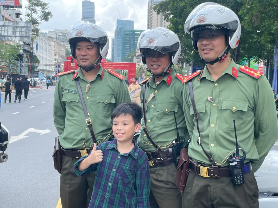 Trẻ em thích thú chụp hình, giao lưu cùng chiến sĩ Công an Nhân dân