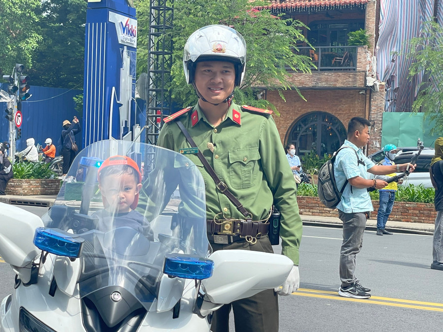 Bé trai được chiến sĩ Công an bồng lên xe mô tô đặc chủng và chụp hình chung. chup-hinh-cbcc-10.jpg