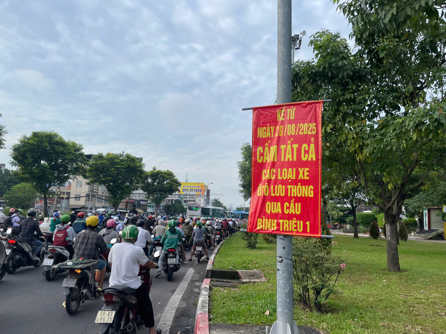 Cầu Bình Triệu 2 từ 6 làn xe tổ chức còn 3 làn xe dành cho phương tiện đi từ Quốc lộ 13 (TP Thủ Đức cũ) về trung tâm TPHCM; 3 làn xe còn lại dành cho ô tô đi hướng ngược lại, khiến cầu Bình Triệu 2 xảy ra ùn tắc, khi người dân các khu vực ngoại thành vào trung tâm TPHCM làm việc. 1f2001f6dbb250ec09a3.jpg