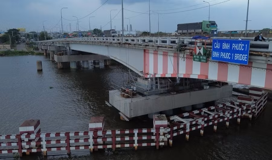 Cầu Bình Phước 1 đã hoàn thành nâng tĩnh không để thuận lợi cho tàu thuyền qua lại. Ảnh: Phúc Uyên.