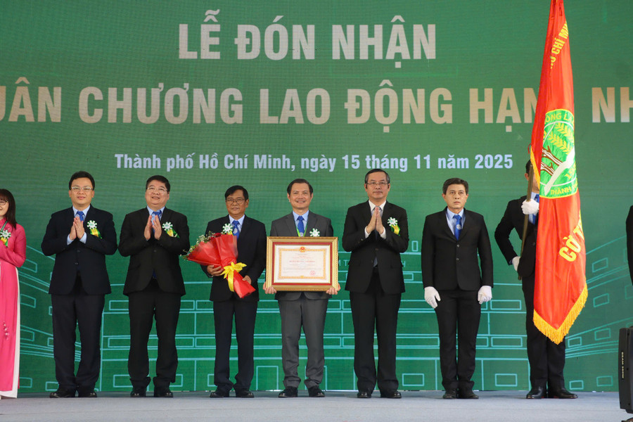 Thứ trưởng Bộ GD&ĐT Nguyễn Văn Phúc trao Huân chương Lao động hạng Nhì cho Trường Đại học Nông Lâm TPHCM. Ảnh: Hà An.