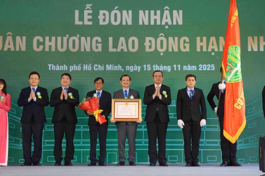 Thứ trưởng Bộ GD&ĐT Nguyễn Văn Phúc trao Huân chương Lao động hạng Nhì cho Trường Đại học Nông Lâm TPHCM. Ảnh: Hà An.