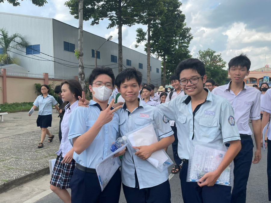 Thí sinh vui vẻ, tự tin sau khi kết thúc môn Ngoại ngữ. Ảnh: Hà An 01464c2029199d47c408.jpg