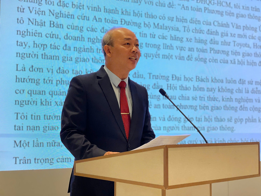 PGS.TS Huỳnh Kỳ Phương Hạ, Phó Hiệu trưởng Trường Đại học Bách khoa (Đại học Quốc gia TPHCM) phát biểu khai mạc hội thảo. Ảnh: Hà An.