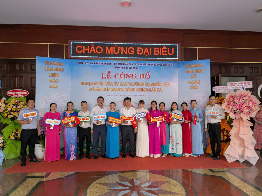 Cán bộ phường Tân Bình tại lễ công bố về sắp xếp đơn vị hành chính cấp xã. trung-tam-hanh-chinh-1.jpg