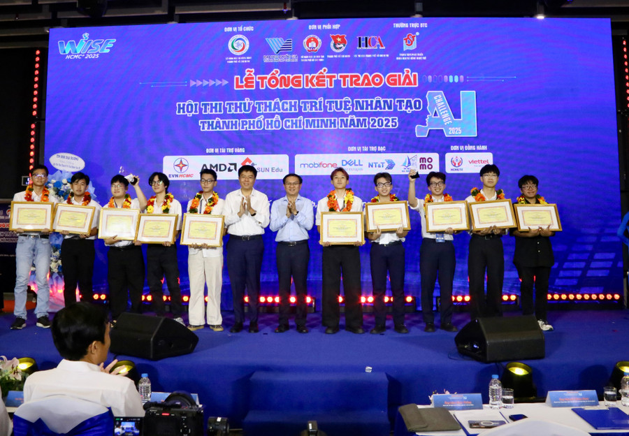 Ban tổ chức trao giải cho các đội thi xuất sắc AI Challenge. Ảnh: Phúc Uyên.
