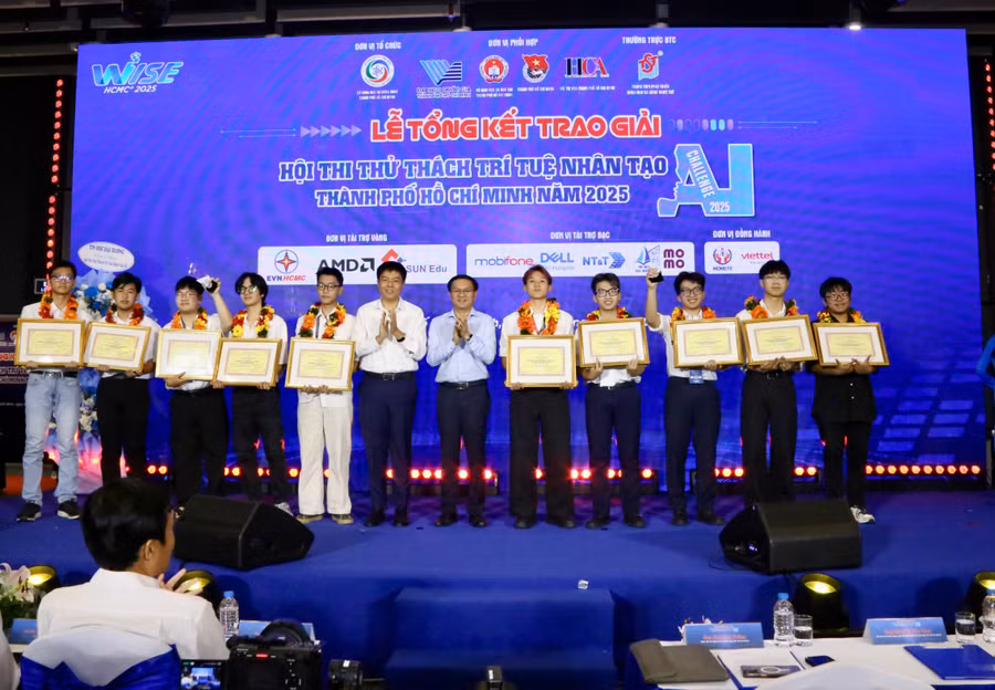 Ban tổ chức trao giải cho các đội thi xuất sắc AI Challenge. Ảnh: Phúc Uyên.