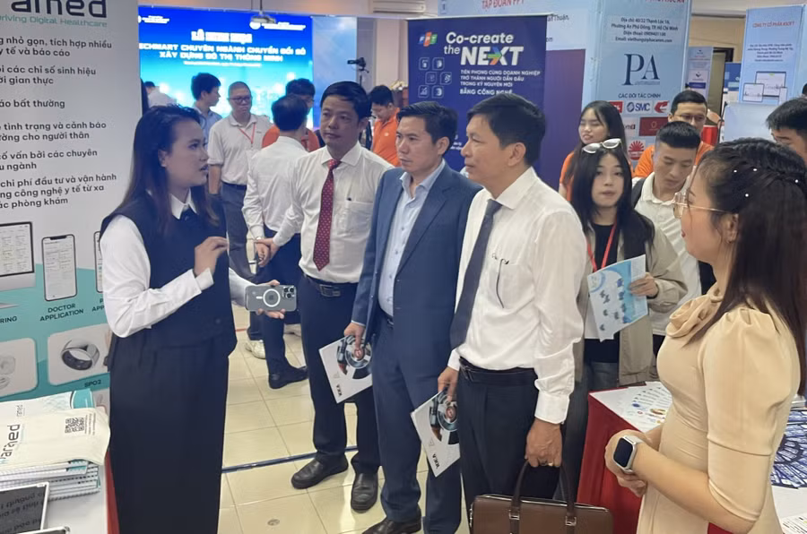 Các đại biểu tham quan các gian hàng tại triển lãm. Ảnh: Hà An.