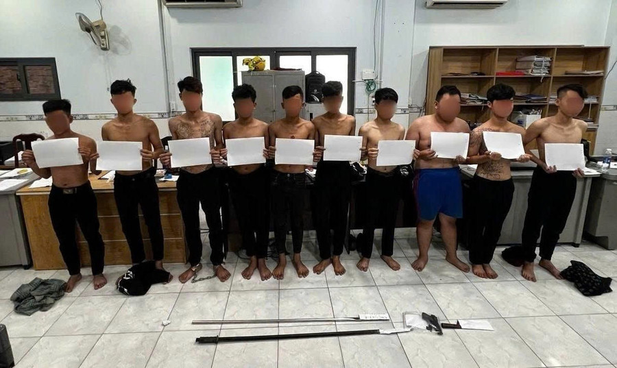 2 nhóm thiếu niên tại cơ quan công an. Ảnh: (Công an TPHCM).
