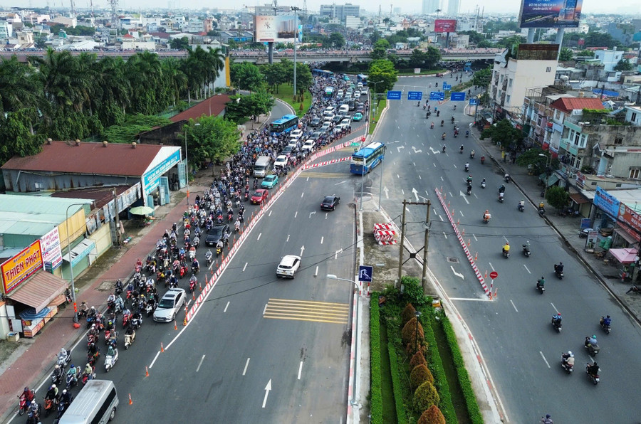 Sáng 27/7, Sở Xây dựng TPHCM tổ chức cấm ô tô qua cầu Bình Triệu 1 (phải) phục vụ nâng tĩnh không cầu. 