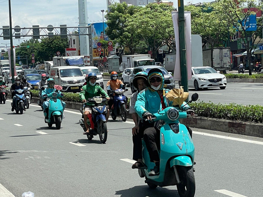 Xe điện và xe xăng chạy trên đường Phạm Văn Đồng, TPHCM. Ảnh: Hà An.