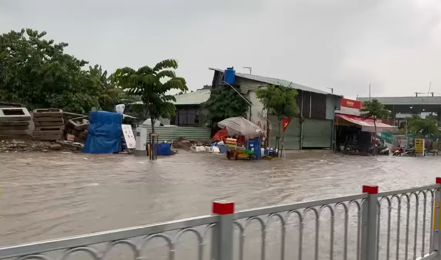 Đường Dương Quảng Hàm, quận Gò Vấp ngập nặng. ngap.jpg
