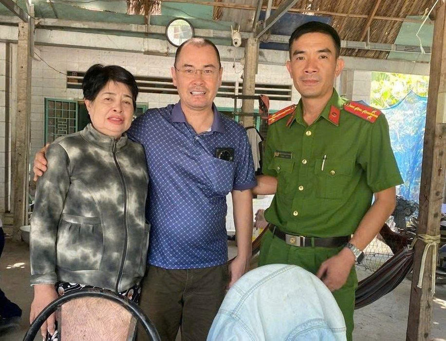 Đại úy Nguyễn Bảo Trung đã giúp ông Tùng tìm lại người cô ruột thất lạc 13 năm. (Ảnh: Công an phường Tân Thành).