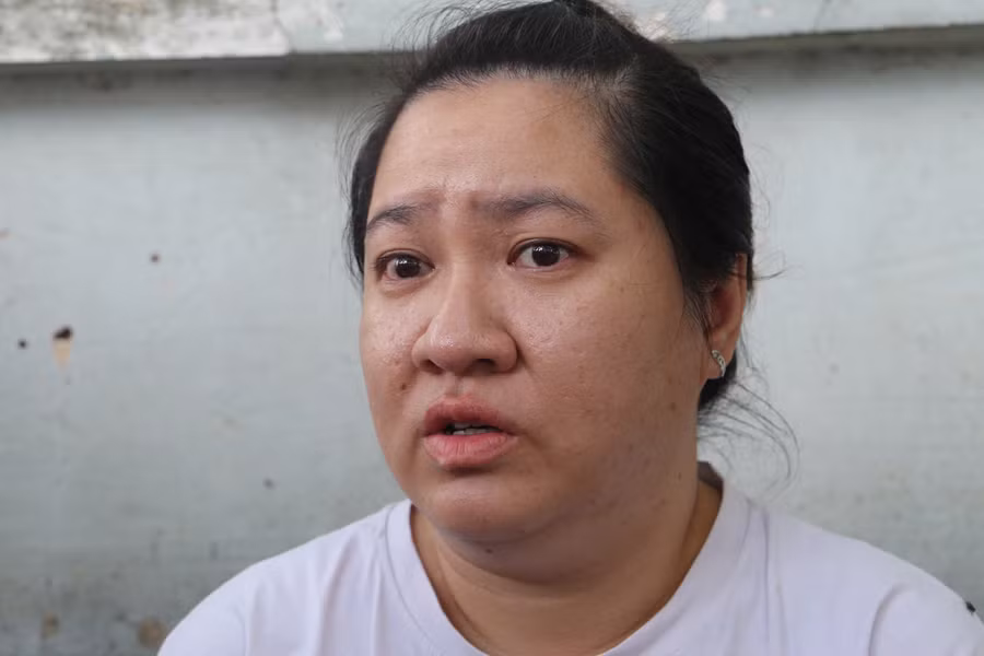 Chị Đỗ Trần Nguyệt Ánh kể lại khoảnh khắc chạy xe đến chung cư Độc Lập cứu người thân nhưng bất thành. (Ảnh: Phúc Uyên)