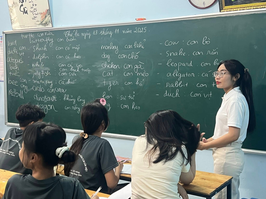 Giờ học môn Tiếng Anh tại lớp học tình thương của CLB lửa Việt. Ảnh: CLB Lửa Việt.