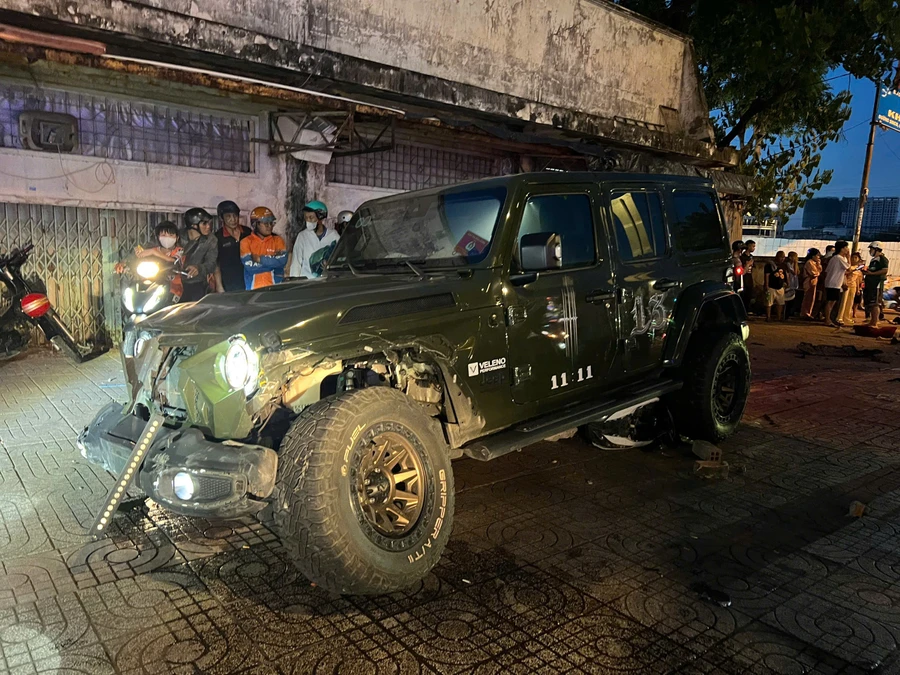 Chiếc ô tô gây tai nạn trên đường Kinh Dương Vương, quận Bình Tân. (Ảnh: AX)