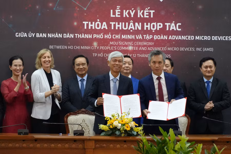 Phó Chủ tịch UBND TPHCM Võ Văn Hoan (trái) và đại diện Tập đoàn AMD (Mỹ) ký kết biên bản ghi nhớ hợp tác. Ảnh: Phúc Uyên.