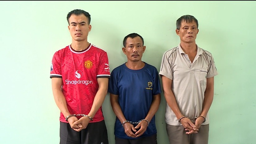 Trần Văn Châu (giữa) và các đồng phạm tại cơ quan điều tra. (Ảnh: Công an TPHCM).