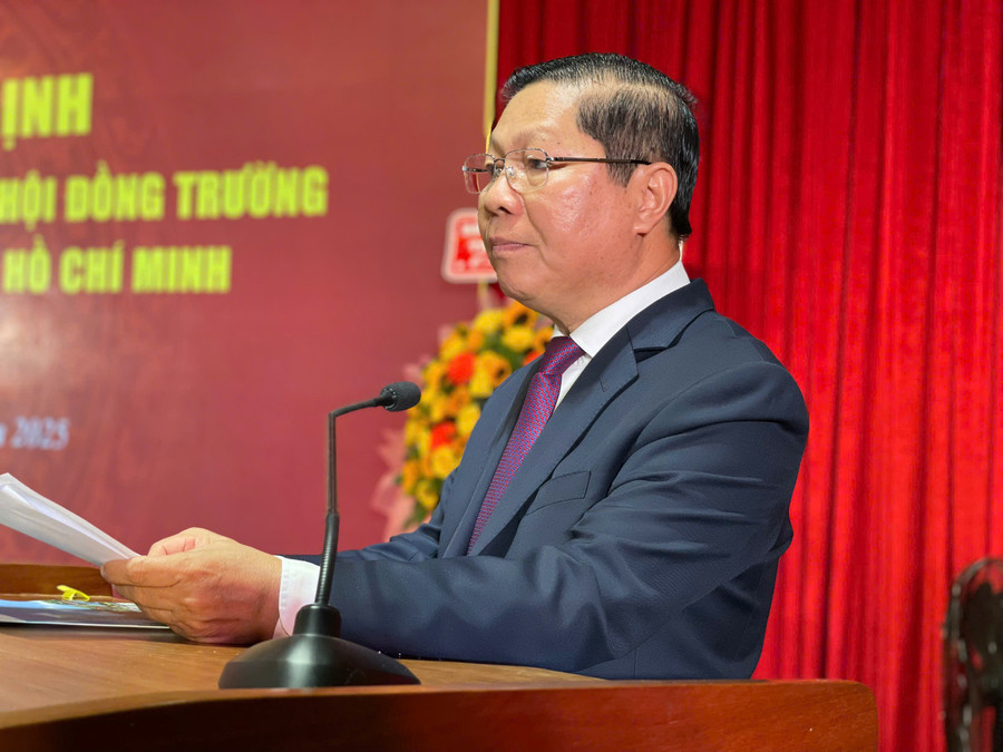 Thứ trưởng Bộ GD&ĐT Lê Tấn Dũng phát biểu chúc mừng Trường ĐH Nông Lâm TPHCM. Ảnh: Hà An.