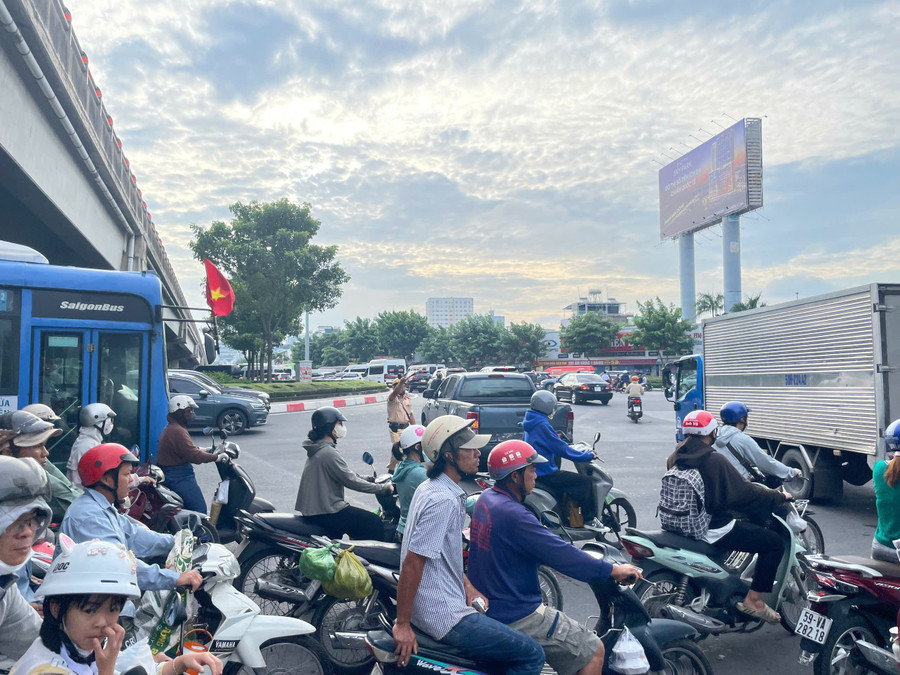 Lực lượng CSGT từ sáng sớm đã có mặt tại khu vực để điều tiết, phân luồng giao thông. 8fe1e2223866b338ea77.jpg
