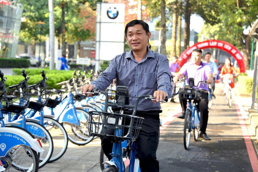 Người dân đạp xe trên làn đường dành cho xe đạp tại TPHCM. Ảnh: Phúc Uyên.