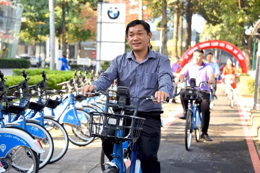 Người dân đạp xe trên làn đường dành cho xe đạp tại TPHCM. Ảnh: Phúc Uyên.