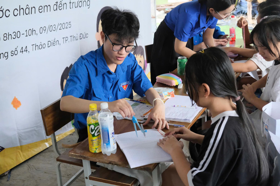 Các em nhỏ chăm chú theo tiết học của các anh chị tình nguyện viên. Ảnh: IEAC. lop-hoc-tinh-thuong.jpg