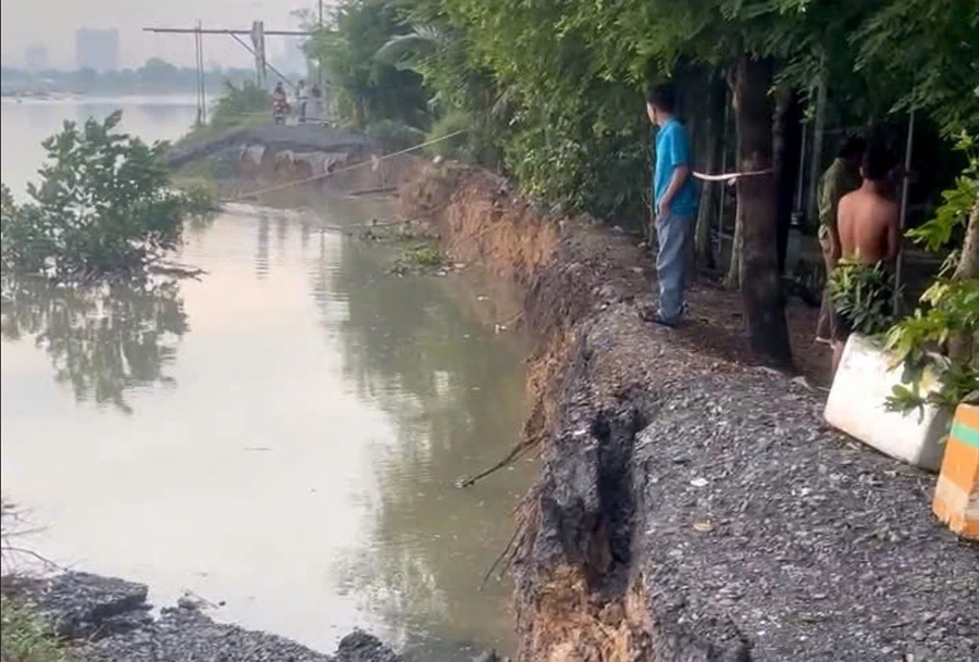 Sạt lở đe dọa nhà dân và gây chia cắt giao thông ở Củ Chi, TPHCM. Ảnh: Phúc Uyên.