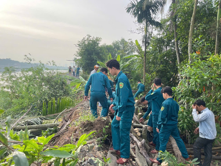Lực lượng chức năng chuẩn bị phương án xử lý tạm khu vực bị sạt lở. Ảnh: Phúc Uyên. sat-lo-cu-chi-2.jpg