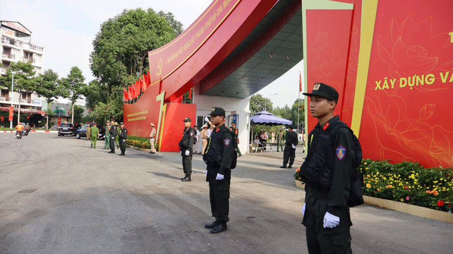 Trong thời gian trước, trong và sau đại hội lực lượng Công an sẽ tăng cường tuần tra vũ trang trên các tuyến, địa bàn trọng điểm, triển khai đồng bộ các biện pháp nghiệp vụ bảo vệ an ninh, an toàn các mục tiêu trọng điểm về chính trị, kinh tế, văn hóa - xã hội, bảo đảm tuyệt đối an toàn trong suốt thời gian diễn ra đại hội. 560303807-816817454446590-7331243444281976377-n.jpg