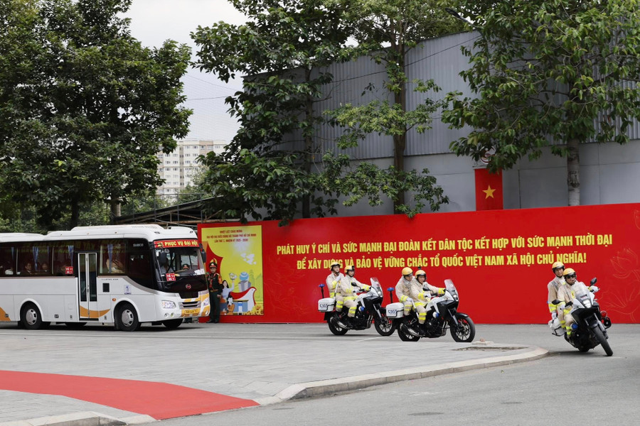 Lực lượng CSGT dẫn đường xe chở đại biểu tham dự đại hội. 562356151-816981217763547-7536690759094467887-n.jpg