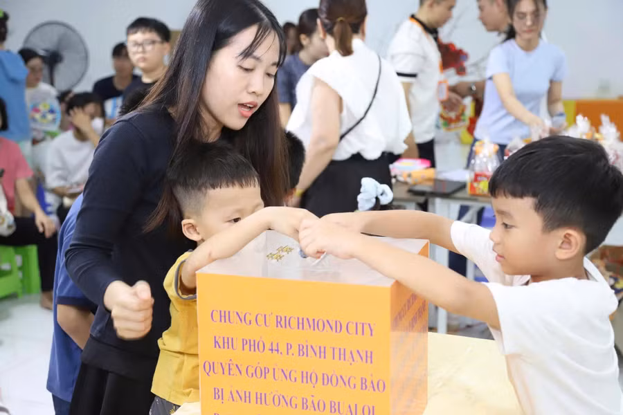 Các em nhỏ một chung cư tại phường Bình Thành ủng hộ đồng bào bị bão lũ. Ảnh: MTTQ TPHCM.