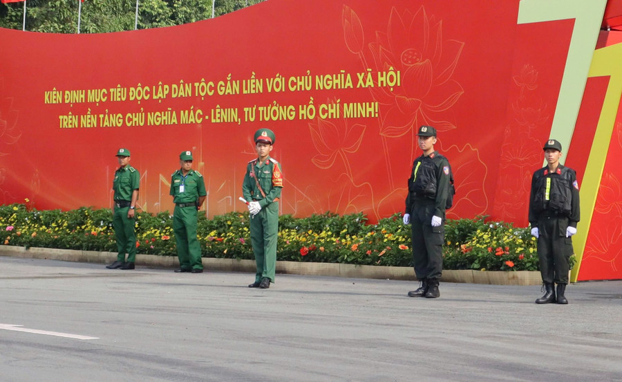 Ngoài lực lượng Công an, các lực lượng Quân đội, Thanh niên xung phong cũng được huy động để đảm bảo công tác an ninh trật tự. 561910977-816817487779920-2693431221597497204-n.jpg
