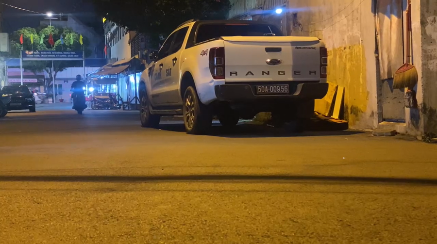 Ô tô lực lượng Công an tại khu vực nhà trọ nam sinh viên thuê. (Ảnh: Phúc Uyên)