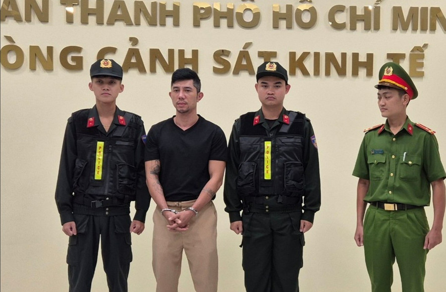 Ca sĩ Lương Bằng Quang khi bị bắt tạm giam. (Ảnh: Công an TPHCM).