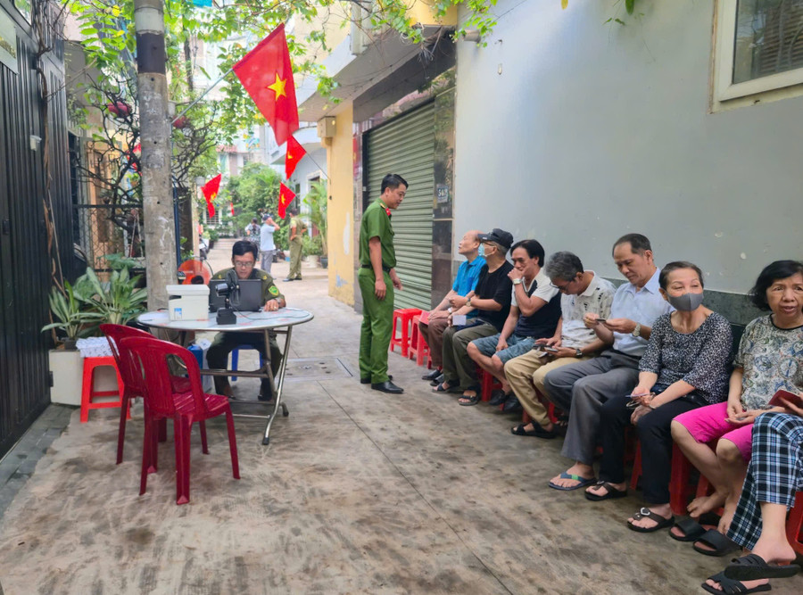 Người dân nhận quà tặng tại một điểm lưu động trên địa bàn TPHCM. Ảnh: Phúc Uyên. 8ae63365b365383b6174.jpg