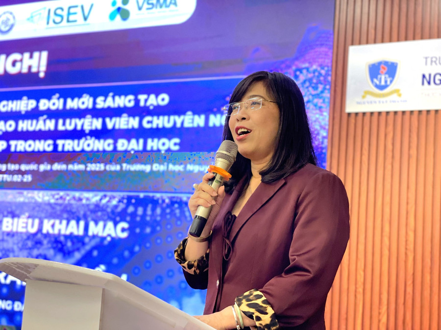 TS Trần Ái Cầm, Hiệu trưởng Trường Đại học Nguyễn Tất Thành phát biểu tại lễ khai giảng khóa đào tạo. Ảnh: Hà An.
