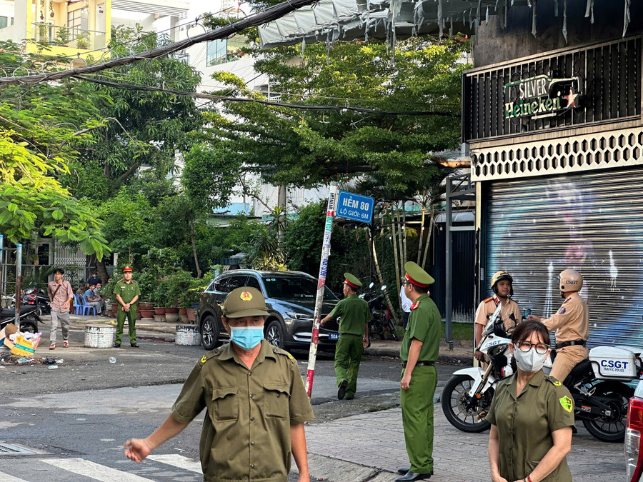 Lực lượng chức năng phong tỏa lối vào chung cư Độc Lập ở hẻm 80 đường Đô Đốc Long, phường Phú Thọ Hòa, sáng 7/7. (Ảnh: Phúc Uyên) 423868ee999c2fc2768d.jpg