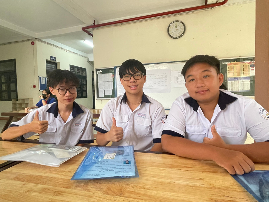 Nhóm học sinh Trường THCS Hoa Lư thoải mái trước khi bước vào thi môn toán tại điểm thi Trường THPT Nguyễn Hữu Huân. Ảnh: Hà An.