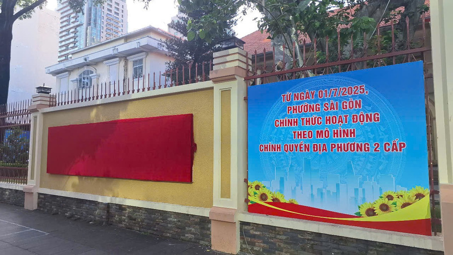 Cổng chính trụ sở phường Sài Gòn mới thành lập dựa trên sáp nhập toàn bộ phường Bến Nghé và một phần phường Đa Kao, phường Nguyễn Thái Bình, Quận 1 cũ. Trụ sở phường Sài Gòn mới sử dụng trụ sở cũ của UBND Quận 1.
