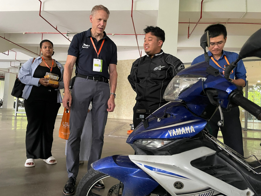 Hệ thống cảnh báo tai nạn được gắn trước mặt nạ xe máy. Ảnh: Hà An. ffdb982243d5c98b90c4.jpg
