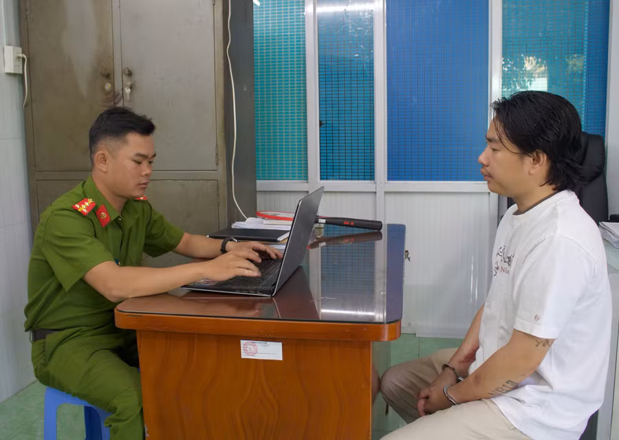 Nguyễn Bảo Hoàng tại cơ quan điều tra. Ảnh: Công an TPHCM.